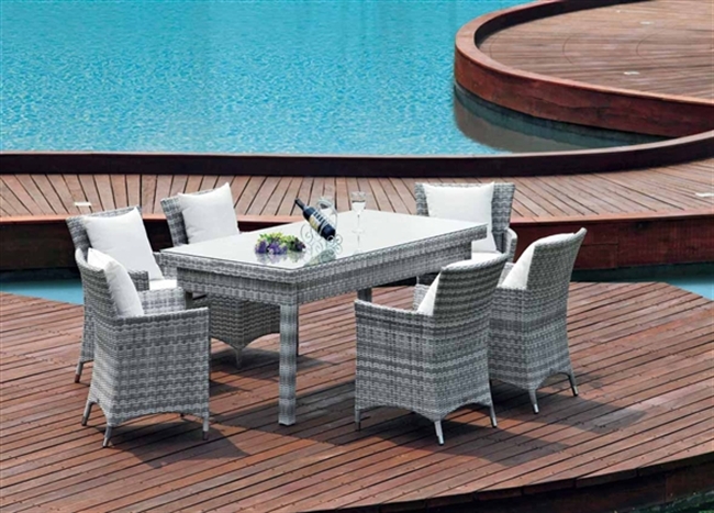 Set da pranzo in rattan con tavoli e sedie