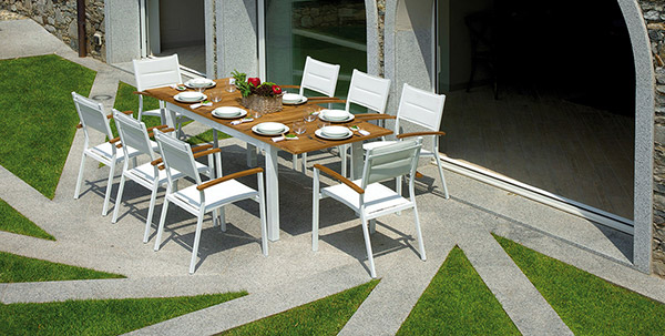 Sedia da giardino AMALFI in alluminio bianco avorio e braccioli in Teak