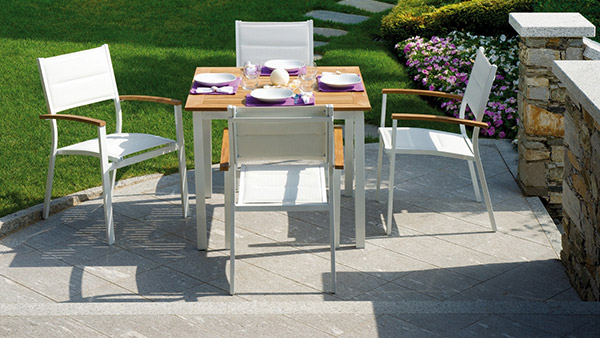 Sedia da giardino AMALFI in alluminio bianco avorio e braccioli in Teak