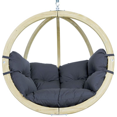 Poltrona sospesa GLOBO CHAIR con cuscino e struttura in legno